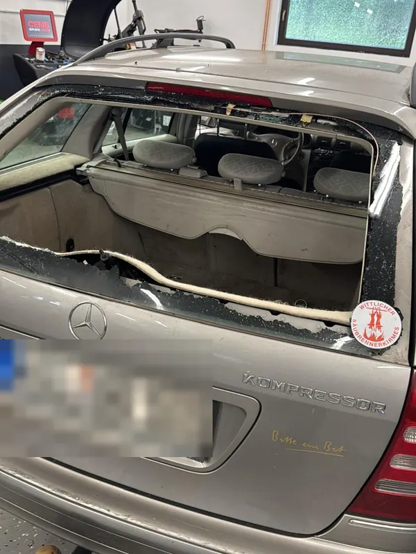 Eingeschlagene Heckscheibe an einem Kombi vor dem Austausch